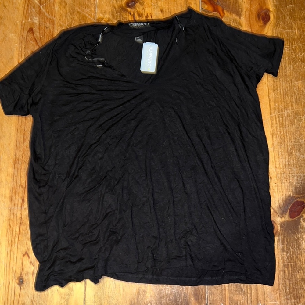 Low V-neck choker collar soft tee